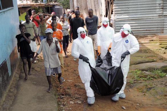 Các nhân viên y tế đưa xác một nạn nhân tử vong do nhiễm virus Ebola ở Monrovia, Liberia.