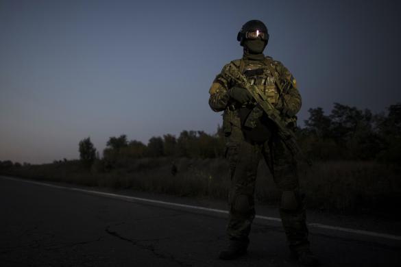 Binh sĩ Ukraine đứng bảo vệ trên đường trong cuộc trao đổi tù binh chiến tranh ở miền bắc thành phố Donetsk.