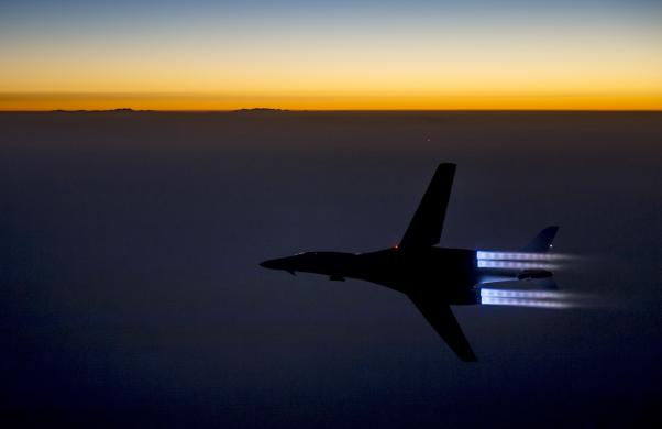 Máy bay ném bom siêu âm B-1B Lancer của Không quân Mỹ bay trên bầu trời miền bắc Iraq, sau khi tiến hành các mục tiêu của nhóm phiên quân Nhà nước Hồi giáo ở Syria.