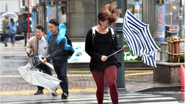 Mọi người vất vả chống đỡ với gió lớn do siêu bão Phanfone gây ra tại thủ đô Tokyo, Nhật Bản.