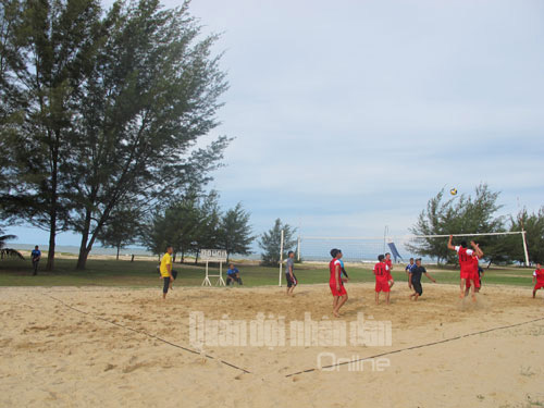 Trong môn bóng chuyền bãi biển, cầu thủ của hai đội Hải quân Việt Nam và Hải quân Hoàng gia Brunei được bố trí xen kẽ để tăng thêm tình đoàn kết.