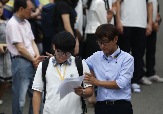 Các học sinh sống sót trong thảm họa phà Sewol quay trở lại trường tại thành phố Ansan, Hàn Quốc, sau hai tháng điều trị tổn thương tâm lý.