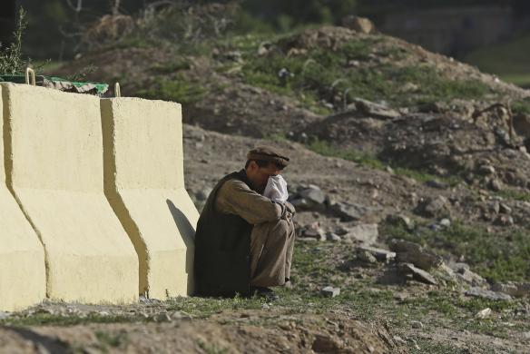 Người đàn ông ngồi khóc vì mất nhà cửa do lũ lụt ở huyện Gozargah-e Noor, tỉnh Baghlan, Afghanistan.