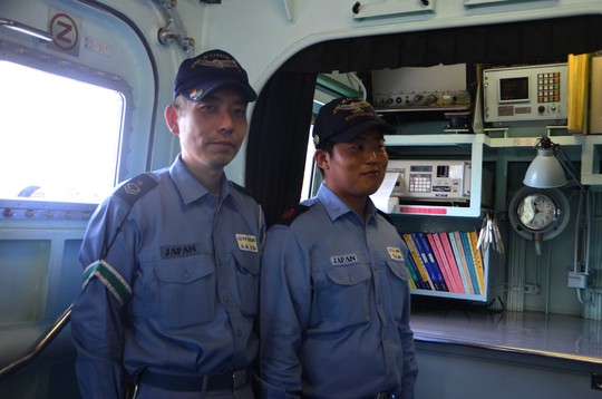 2 thủy thủ của tàu JDS Kunisaki tại phòng riêng của mình