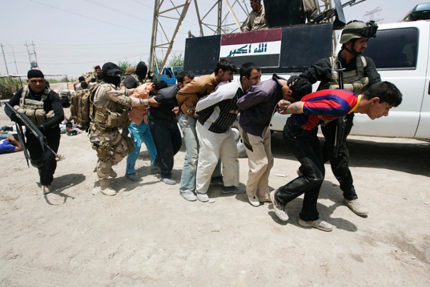 Lực lượng an ninh Iraq bắt giữ các chiến binh Hồi giáo liên quan tới nhóm khủng bố Qaeda ở Jurf al-Sakhar.