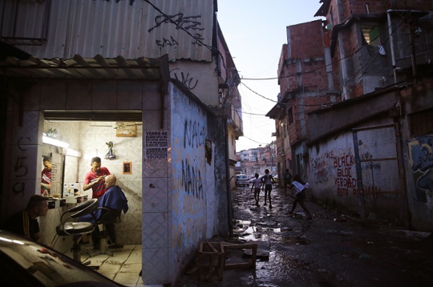 Cửa hàng cắt tóc nằm trong khu nhà bị giải tỏa tại khu ổ chuột Metro Mangueira ở Rio de Janeiro, Brazil.