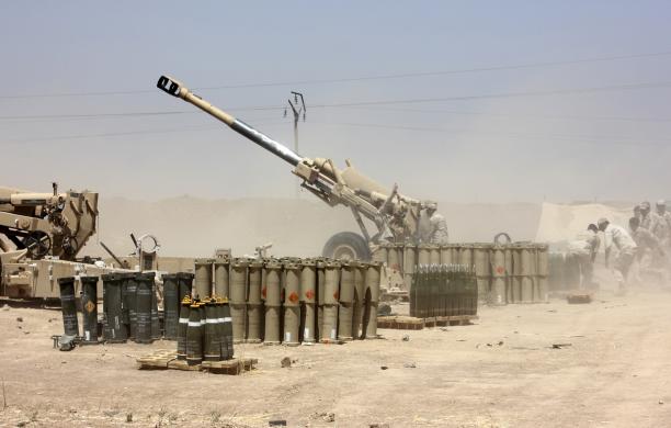 Lực lượng an ninh Iraq nã pháo nhằm vào nhóm phiến quân ISIL ở ngoại ô thị trấn Udaim, tỉnh Diyala.