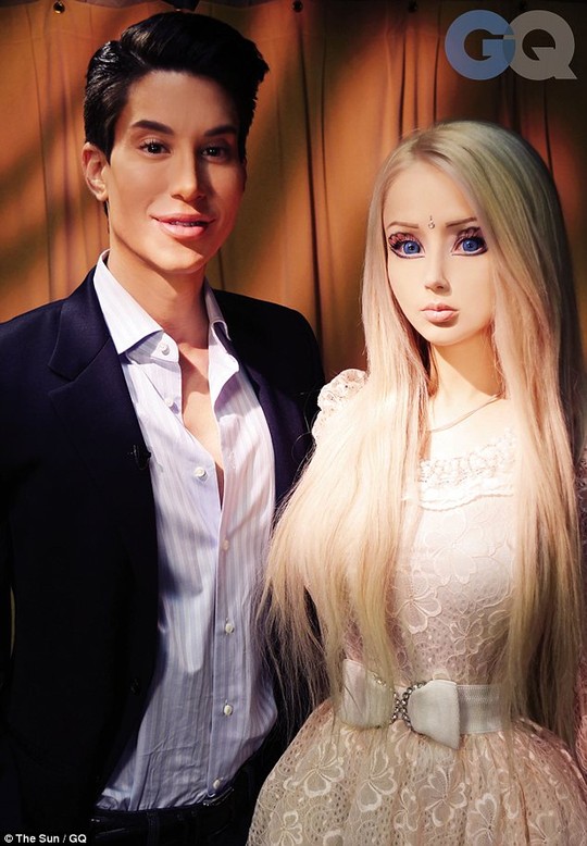 Valeria Lukyanova chụp ảnh cùng một người đã phẫu thuật thẩm mỹ giống Ken-bạn trai của Barbie.