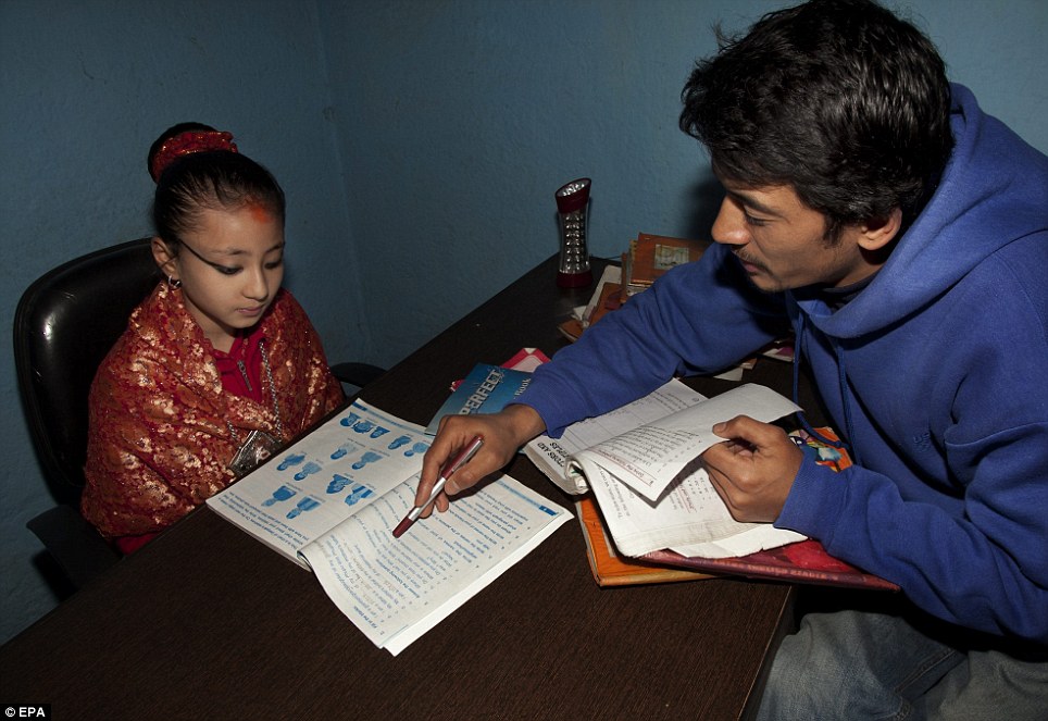 Kumari Samita Bajracharya nhận được một lớp học tin từ một giáo viên của trường St Xavior tại nhà ở Patan, Nepal, 31 Tháng Ba 2011. St Xavier Trường cung cấp một học bổng toàn phần để giáo dục các nữ thần sống Kumari gửi một giáo viên đến nhà của họ