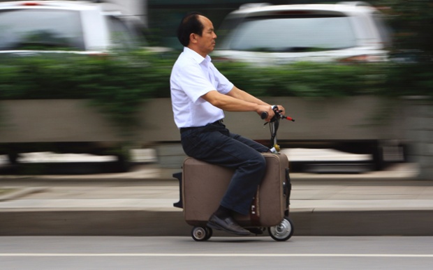 Ông He Liang điều khiển chiếc xe vali tự chế dọc một đường phố ở Trường Sa, Hồ Nam, Trung Quốc. Chiếc xe sử dụng động cơ điện, có thể chạy với vận tốc 20 km/giờ.
