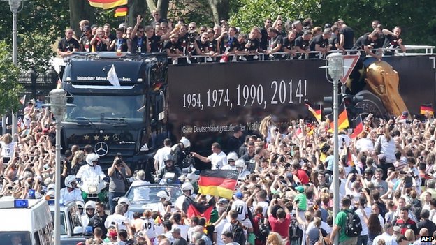 Hàng nghìn người hâm đội tuyển Đức chào đón nhà tân vô địch World Cup trở về tại thủ đô Berlin.