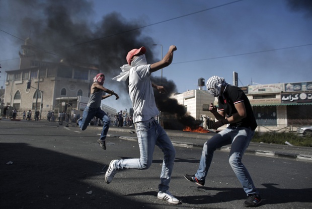 Những người biểu tình Palestine ném đá vào cảnh sát Israel trong cuộc đụng độ tại Đông Jerusalem.