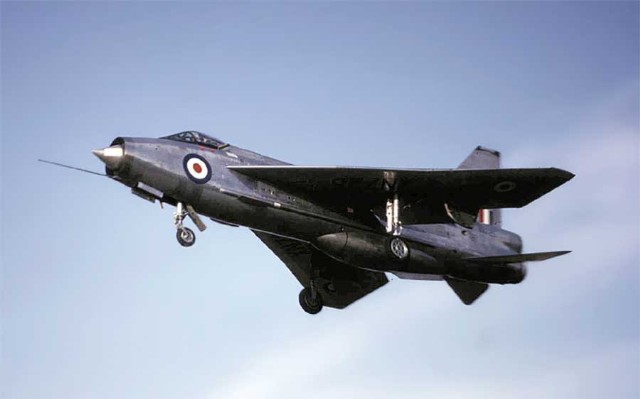 Chiến đấu cơ Electric Lightning (1954) là máy bay của Anh có khả năng bay với tốc độ gấp đôi vận tốc âm thanh đồng thời cũng là máy bay chiến đấu đầu tiên trên thế giới đạt tốc độ hành trình siêu âm.
