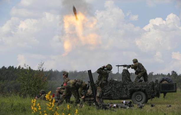 Các binh sĩ thuộc lực lượng vũ trang Bundeswehr của Đức phóng rocket trong cuộc tập trận JAWTEX 2014 ở vùng Bergen.