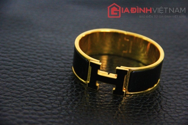 Vòng tay Hermes vàng bằng khối là một sản phẩm độc đáo mang đậm chất thương hiệu Hermes. Với thiết kế sang trọng, chiếc vòng tay này sẽ là điểm nhấn hoàn hảo cho bất kỳ trang phục khác nhau. Hãy đến với chúng tôi để thưởng thức sự tuyệt vời của sản phẩm này.