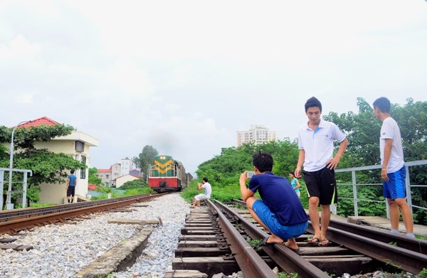 nguoi-dan-vo-tu-tap-the-duc-tren-duong-tau-dua-gion-voi-tu-than-hinh-anh-10