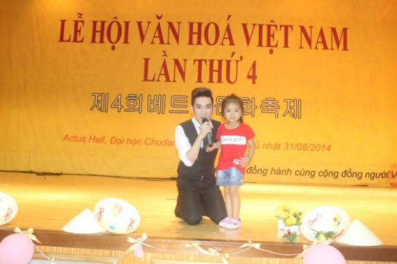 Quang Hà cưỡng hôn Cát Phượng ở Hàn Quốc