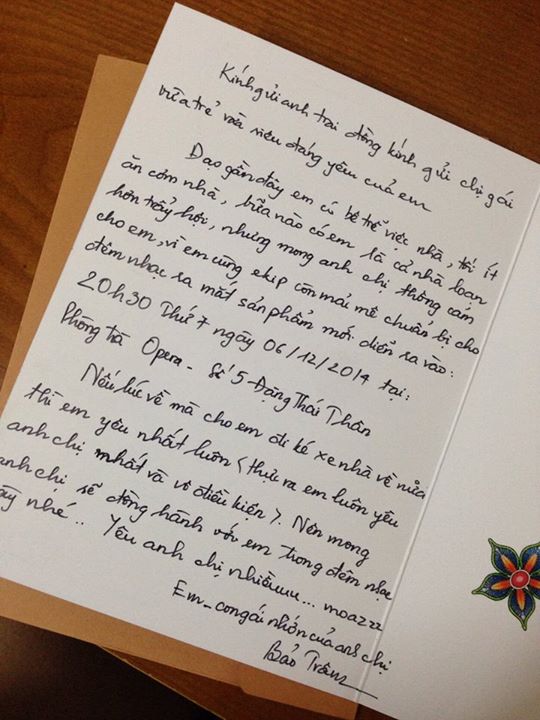 Tấm thiệp mời viết tay của Bảo Trâm gửi cho bố mẹ được đăng tải trên trang cá nhân.
