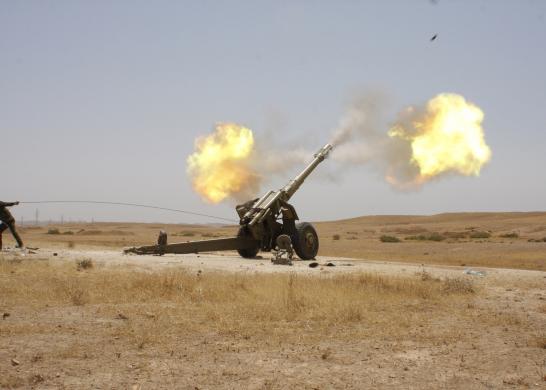 Thành viên của quân đội người Kurd phóng đạn pháo trong cuộc giáo tranh với nhóm phiến quân ISIL ở tỉnh Diyala, Iraq.