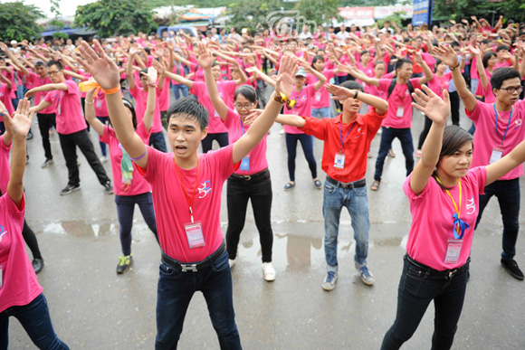 Hình ảnh đẹp của 5000 TNV nhảy flashmob dưới lòng đường Hà Nội