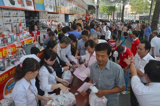 Đông đảo khách hàng đến trung tâm để được nhận quà tri ân từ Nguyễn Kim.