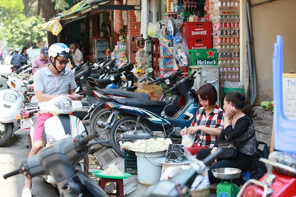 Rồi rẽ qua khu chợ nhỏ, mua ít đồ về ăn chay (đậu phụ và dưa muối - mỗi tháng anh Hồng Sơn sẽ ăn chay khoảng 2 buổi để bớt đạm)