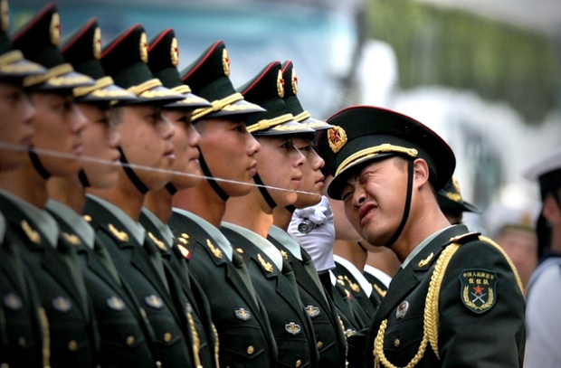 Đội tiêu binh danh dự Trung Quốc chuẩn bị cho lễ đón Tổng thống Myanmar U Thein Sein bên ngoài Đại lễ đường Nhân dân ở Bắc Kinh.