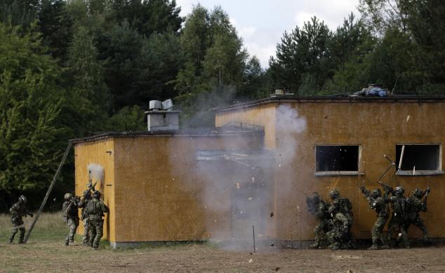 Các thành viên của đơn vị biệt kích Lubliniec của quân đội Ba Lan tấn công một ngôi nhà trong cuộc tập trận tại một thao trường ở Oleszno, tây bắc Ba Lan.