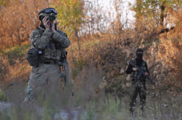 Binh sĩ Ukraine bảo vệ khu vực diễn ra cuộc giao đổi tù binh với phe ly khai gần thành phố Donetsk, Ukraine.