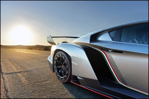 Chỉ có ba chiếc Lamborghini Veneno được xuất xưởng, trong đó có hai chiếc đến Mỹ.