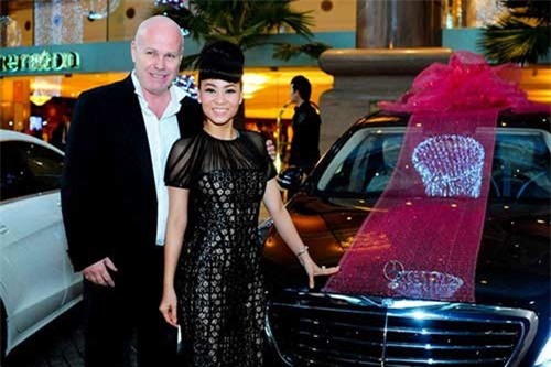 Đầu năm 2014, Thu Minh sở khoe chiếc xe Mercedes S-Class với dòng chữ nổi bật Thu MinhS-Class.