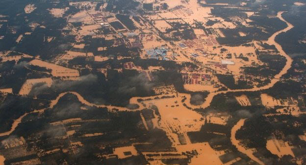 Lũ lụt nhấn chìm nhiều ngôi làng tại thành phố Kota Bharu, tỉnh Kelantan, Malaysia.