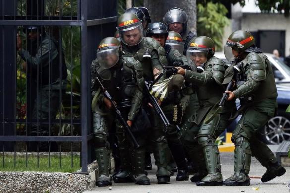 Cảnh sát bắn đạn cao su vào những người biểu tình chống chính phủ ở Caracas, Venezuela.