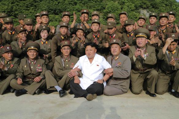 Nhà lãnh đạo Triều Tiên Kim Jong Un chụp ảnh cùng các binh sĩ tại một đơn vị quân đội ở Bình Nhưỡng.