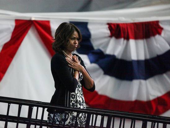 Bà Obama chào tạm biệt kíp thủy thủ tàu ngầm USS Illinois khi rời khỏi buổi lễ