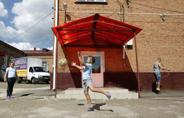 Trẻ em tị nạn từ miền đông Ukraine chơi trong sân trường, hiện đang được sử dụng làm nơi ở tạm tại thành phố Stavropol, Nga.