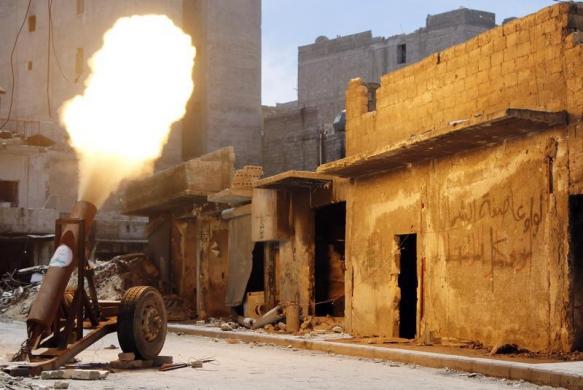 Các chiến binh phiến quân Syria phóng rocket tự chế nhằm vào quân đội chính phủ ở Aleppo.