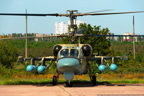 Ka-52 cũng có sức tấn công mạnh mẽ “không thua kém” Mi-28 với khả năng mang: 12 tên lửa chống tăng AT-16; tên lửa không đối không R-73; tên lửa không đối đất Kh-25; bom và rocket. 
