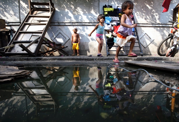 Trẻ em chơi trong một khu ổ chuột ở Manila, Philippines.