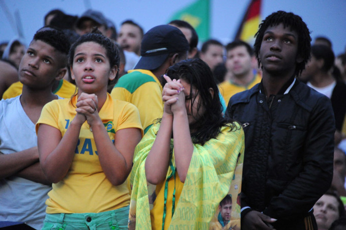 Fan của Brazil tại FIFA Fan Fest tại Rio de Janeiro, Brazil cử chỉ trong 2014 FIFA World Cup trận bán kết Brazil vs Đức - được tổ chức tại sân vận động Mineirao tại Belo Horizonte - trên 8 Tháng Bảy 2014 Tasso MARCELO / AFP / Getty. hình ảnh