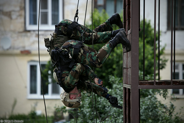 Hay thậm chí bài thi nguy hiểm như đu dây ngược cũng không phải là quá khó khăn với các đội thi.