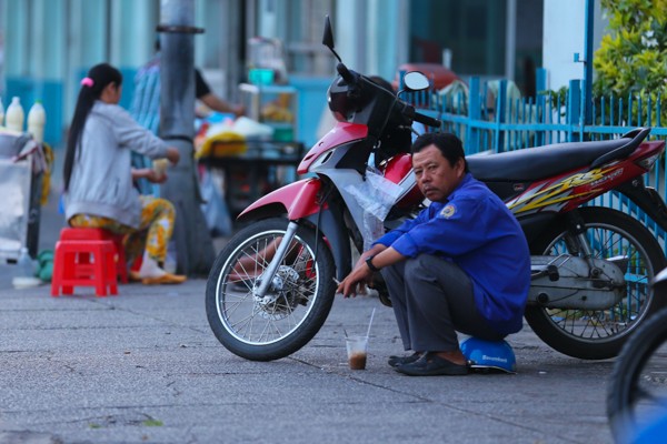 Chùm ảnh: Nhịp sống của người Sài Gòn vào buổi sáng sớm 11