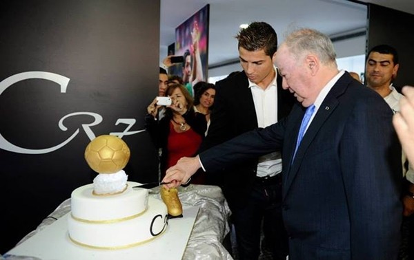 Con trai Ronaldo cười rạng rỡ trong ngày khai trương bảo tàng của bố 16