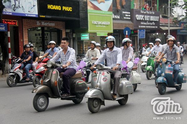 Chuyện tình xê dịch của cặp đôi rước dâu bằng vespa cổ