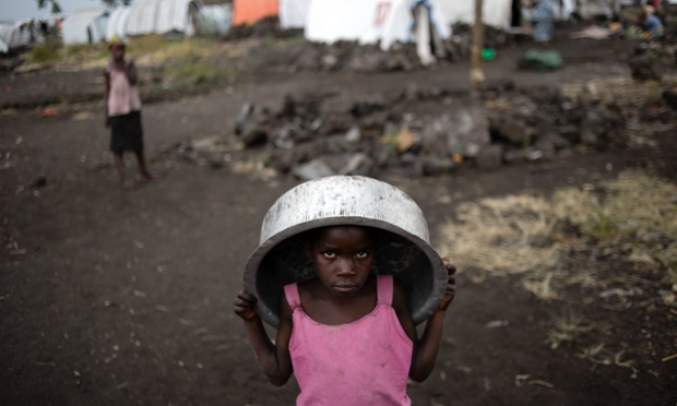 Một đứa ché đội chậu trên đầu tại trại tị nạn Bulengo gần Goma, CH Congo.