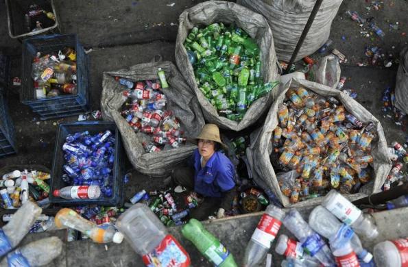 Một người lao động đang phân loại chai nhựa tại một trung tâm tái chế ở tỉnh An Huy, Trung Quốc.