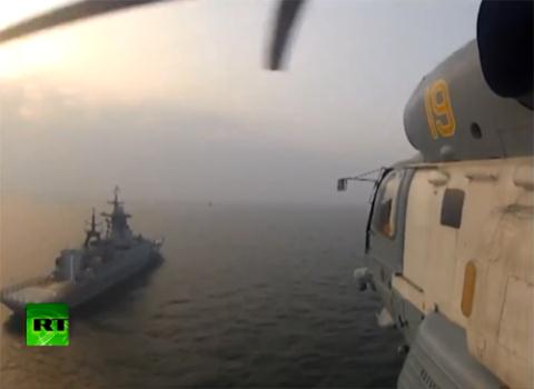 Màn kết hợp giữa trực thăng săn ngầm và chiến hạm trong cuộc tập trận.