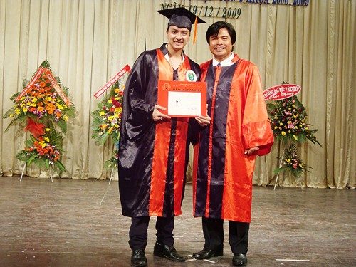 Sao 4 năm theo học tại Đại học TP.HCM, nam ca sĩ Con đường mưa cũng đã tốt nghiệp với tấm bằng loại giỏi Quản trị kinh doanh. 