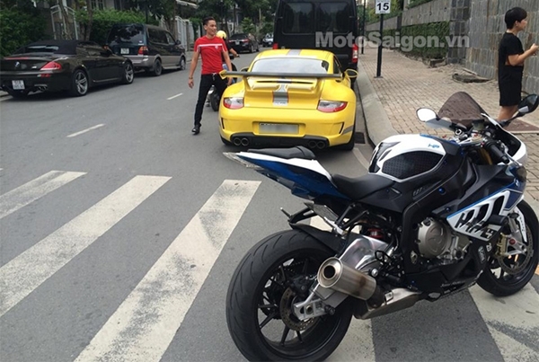 BMW S1000RR và chiếc siêu xe Porsche  