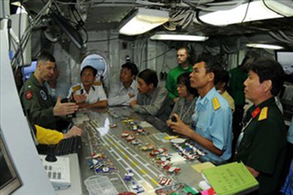 Một sĩ quan Mỹ đang giới thiệu về mô hình hoạt động của tàu sân bay USS-George Washington cho các sĩ quan quân đội Việt Nam.